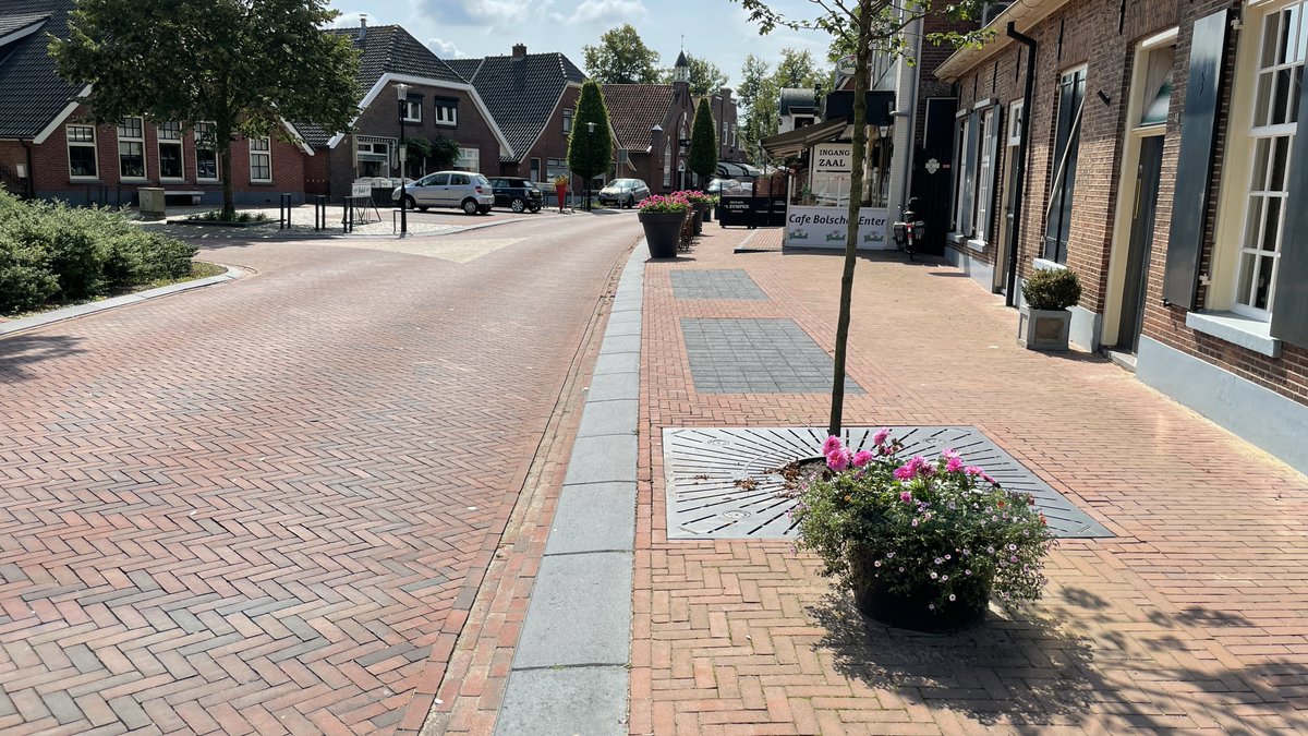 vdboschbeton's tweet photo. In de @GemWierden is er gekozen voor onze #Reduton cementloze producten. Aan de dorpsstraat zijn de banden, straatstenen en KAP elementen in cementloze beton verwerkt. Onze collega's staan u graag te woord tijdens de @VOR_NL.Ons thema is "Reduton® cementloos beton" Graag tot dan! https://t.co/xRAbjwd3Bp