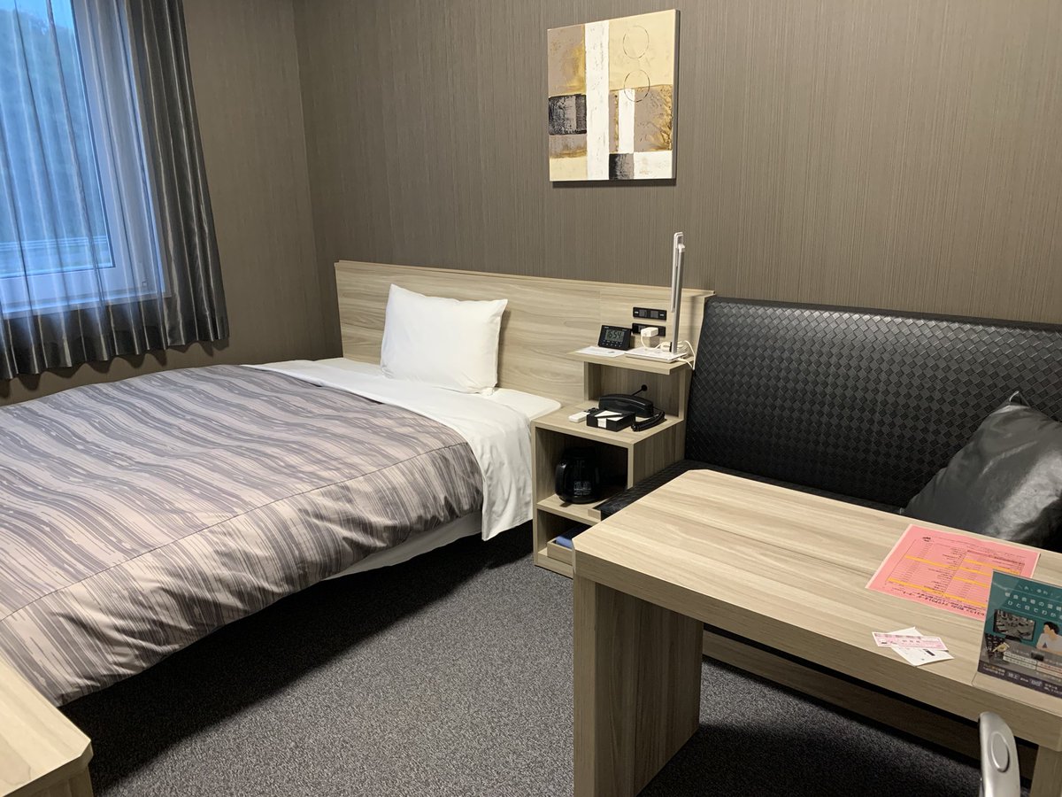 3443wave's tweet image. 今日泊まるルートイン
ビジネスホテルなのにめちゃめちゃ豪勢
ワイヤレス充電器までついてた