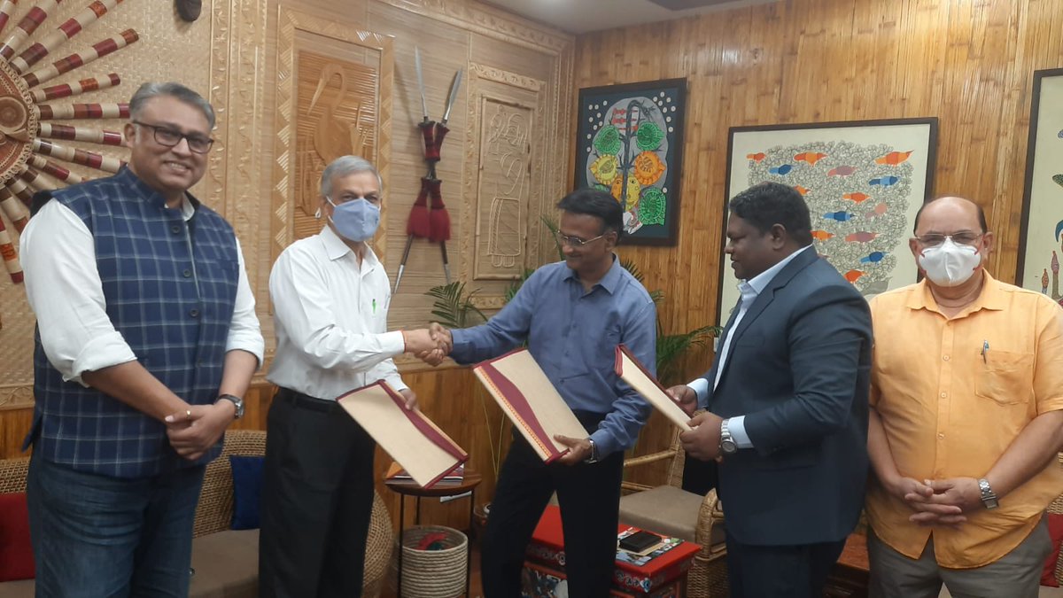 An #MoU is signed today with #IITDelhi and M/s Rusicaa Beverages Pvt. Ltd. for commercialization of Mahua Nutra beverage in the State of Jharkhand. This is a landmark initiative by TRIFED which will directly improve the economy of tribal community.
#VanDhan #AatmaNirbharBharat