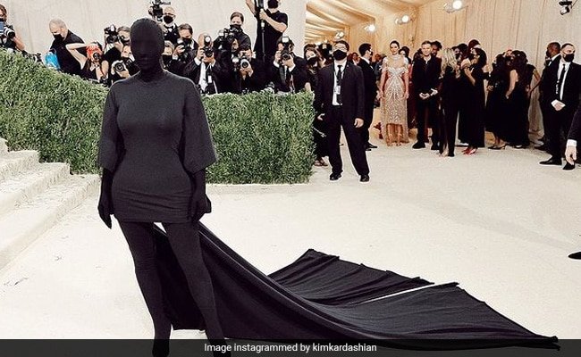 #MetGala2021 #KimKardashian This is less to do with Kims take on a burqa and more a cry for help. I mean the woman is literally a shadow of her former self. What have we learned from Johnny depps coded cry for help? #readingintothingsbecauseimbored