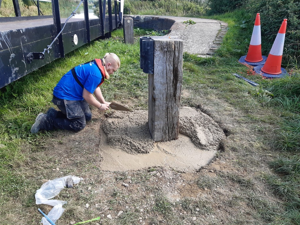 CRTWalesandSW's tweet photo. Our operatives Mark and Connor were out on the #KennetandAvon yesterday resetting the swingbridge stop post at Newtown  #Semington Mark has just joined us and this is one of his first jobs. Keep up the good work guys 👍 https://t.co/IkI4L6XXhK