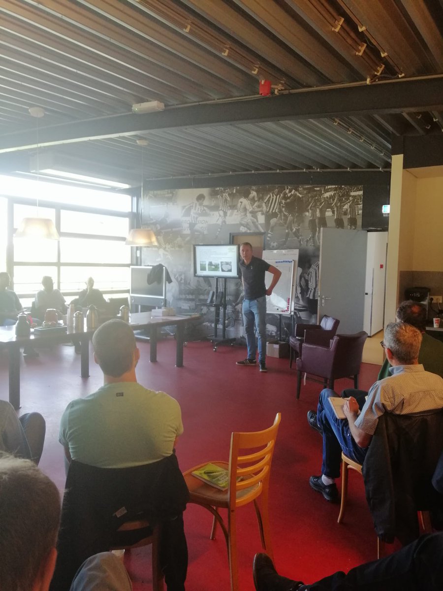 Samen met onze klanten op bezoek bij <a href="/SpartaRotterdam/">Sparta Rotterdam</a> om te kijken naar de DrainTalent. Een innovatief systeem dat volautomatisch water geeft maar ook kan draineren en bemesten #sportveldbeheer #groenvoorziening #kennisdelen <a href="/Grasmeesters/">GrasMeesters</a>