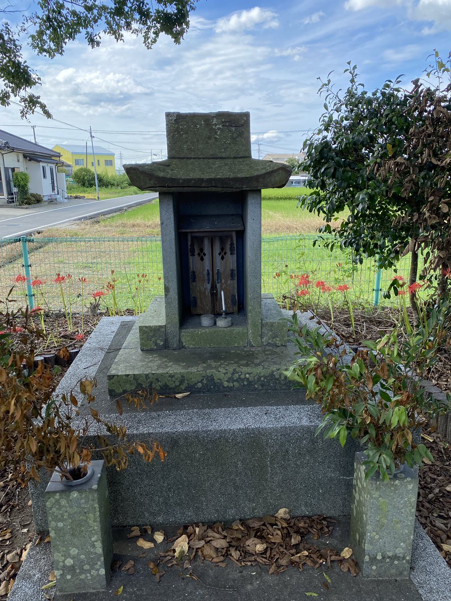 JMCL77618282's tweet photo. 八代市千丁町にある史跡隼人神社
とても小さな祠ですが、立派すぎる盃状穴。
#盃状穴 #Cupmark https://t.co/J3cJ5jn0EP
