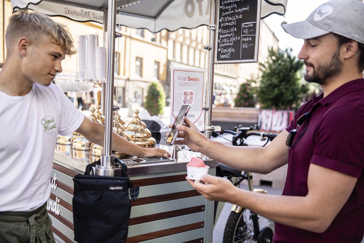 キャッシュレスが進むスウェーデン🇸🇪 多くの人が使うモバイル決済アプリ、Swish（スウィッシュ）がユニークなのは、2012年にスウェーデン国立銀行と大手銀行6行が共同で開発を行なったということ。  📸: Lieselotte van der Meijs/imagebank.sweden.se