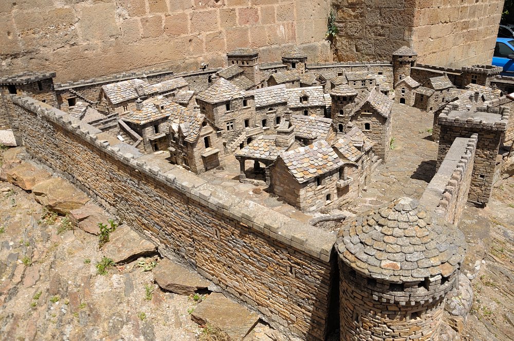 occitaniatours2's tweet photo. Viala-du-Tarn, otro pueblo encantador en #Occitània. #Aveyron https://t.co/CGcbBjd2jf