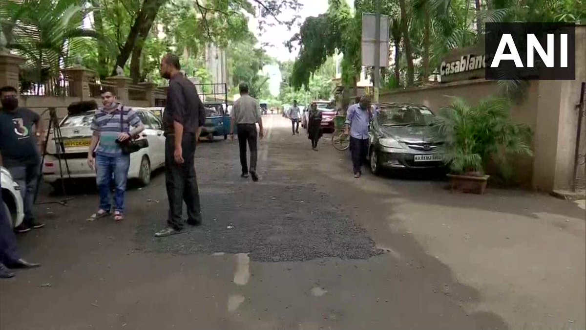 EconomicTimes's tweet photo. #NewsAlert: Income Tax survey underway at actor #SonuSood's residence. Visuals from outside his building in Mumbai (ANI) https://t.co/CJ0yqoqMid
