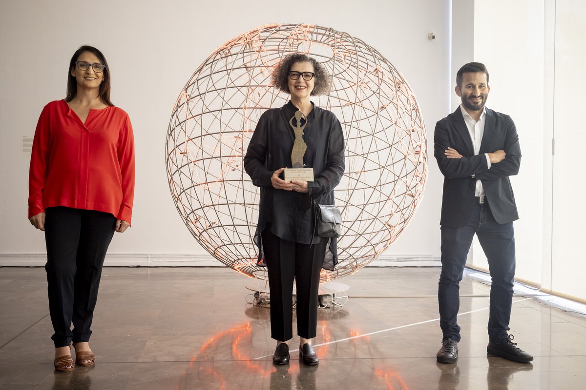 gva_IVAM's tweet photo. El conseller d'@GVAculturesport, Vicent Marzà, acompanyat per la directora de l’IVAM, Nuria Enguita, ha lliurat el Premi Internacional Julio González a l’artista Mona Hatoum. https://t.co/VvBDdSMofw