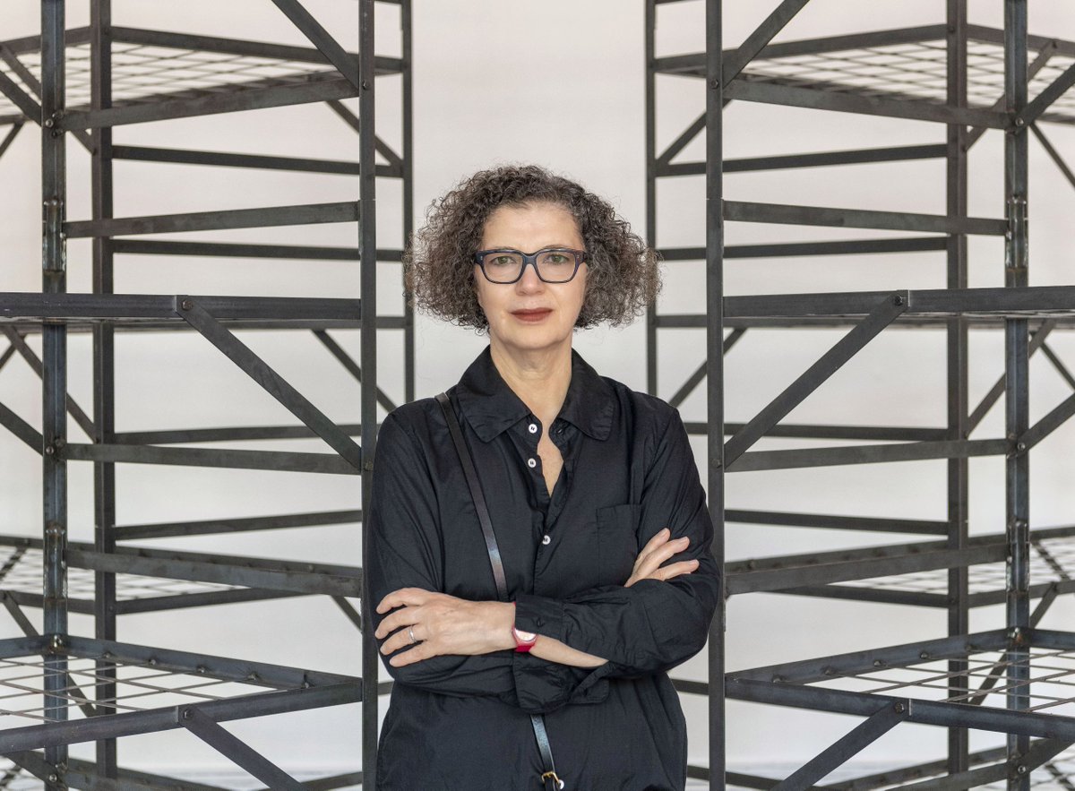 gva_IVAM's tweet photo. El conseller d'@GVAculturesport, Vicent Marzà, acompanyat per la directora de l’IVAM, Nuria Enguita, ha lliurat el Premi Internacional Julio González a l’artista Mona Hatoum. https://t.co/VvBDdSMofw
