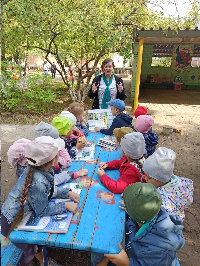 В рамках социального взаимодействия сотрудники библиотеки провели с ребятами ряд увлекательных мероприятий во время прогулки. Поговорили о наступлении осени, вспомнили про беззащитных животных-гигантов и узнали много интересных фактов о загадочных журавлях.