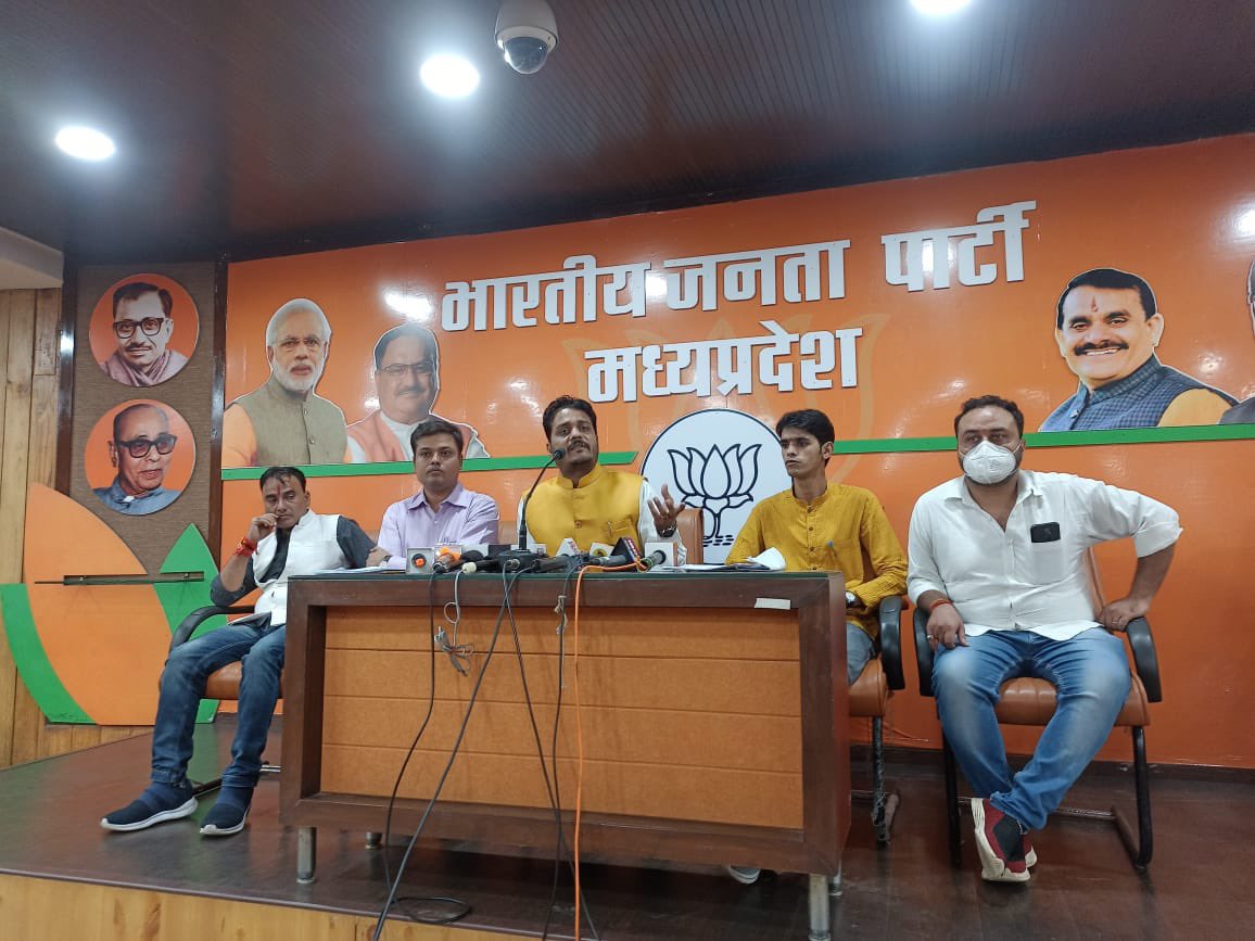 MPBJYM's tweet photo. संगठन के आगामी कार्यक्रम "सेवा और समर्पण अभियान" के निमित्त आज भाजयुमो मध्यप्रदेश के यशस्वी प्रदेश अध्यक्ष श्री @vaibhavpawarmp जी ने पत्रकार वार्ता की https://t.co/qWCwQKQelz