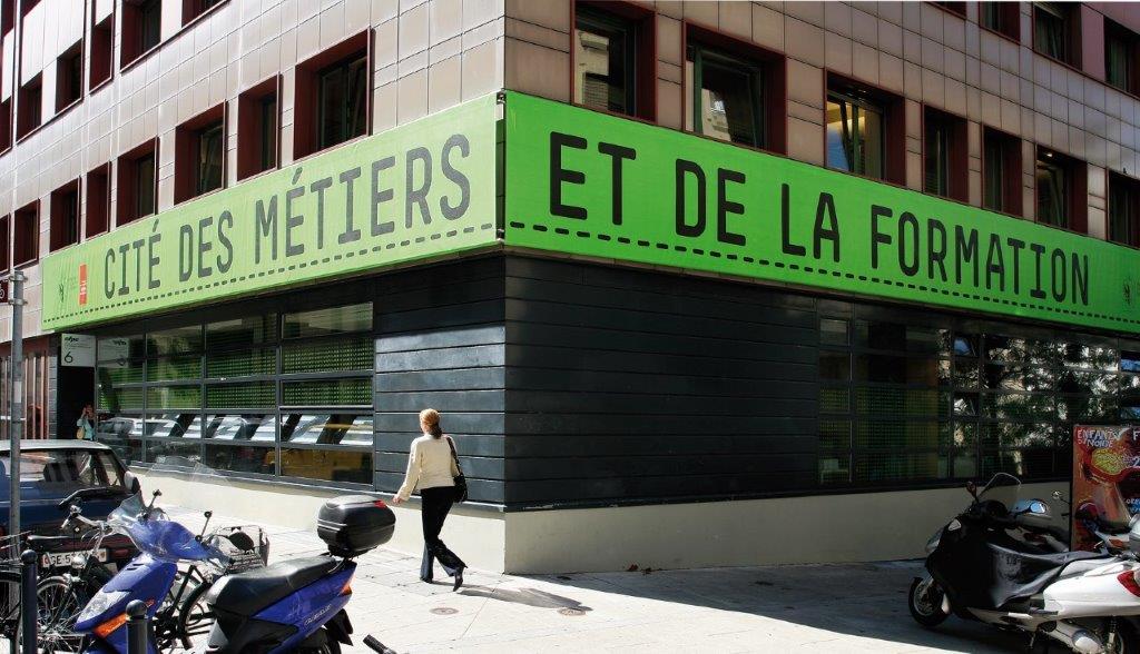 "La valorisation de l'#apprentissage devrait passer par l'engagement d'apprentis à des postes importants dans les entreprises, trop souvent réservés aux diplômés de l'université." Sarah Pernet, de la Cité des Métiers: podcastics.com/podcast/episod… #Genève #Genèvesengage