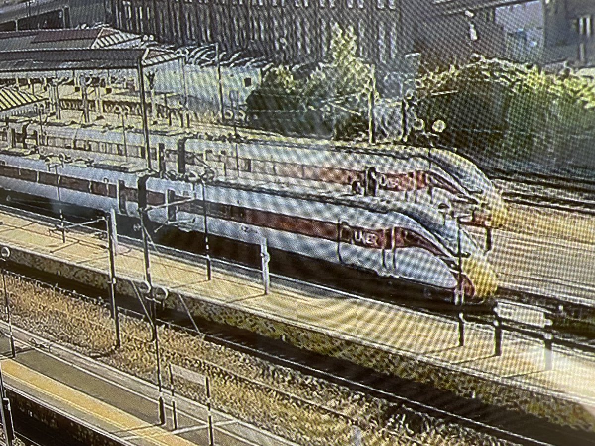 GaryNHughes's tweet photo. Can’t get to see ⁦@westcoastrail⁩ #SSE today so will watch it on ⁦@railcamlive⁩ 
Couple of ⁦@LNER⁩ #azumas in the station now! https://t.co/3weqAFisIH
