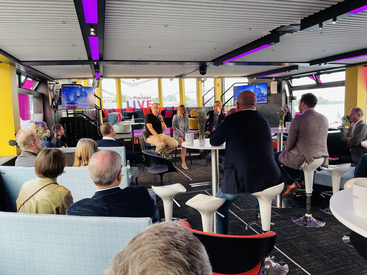 ThePioneerDe's tweet photo. #CommunityCruise in Düsseldorf mit #TechBriefing-Host @lenacarla Waltle, #ThePioneer-Chefredakteur @MichaelBroecker, Investor @frank_thelen und 30 Pioneers.🚢 https://t.co/YKGwBC4Nxv