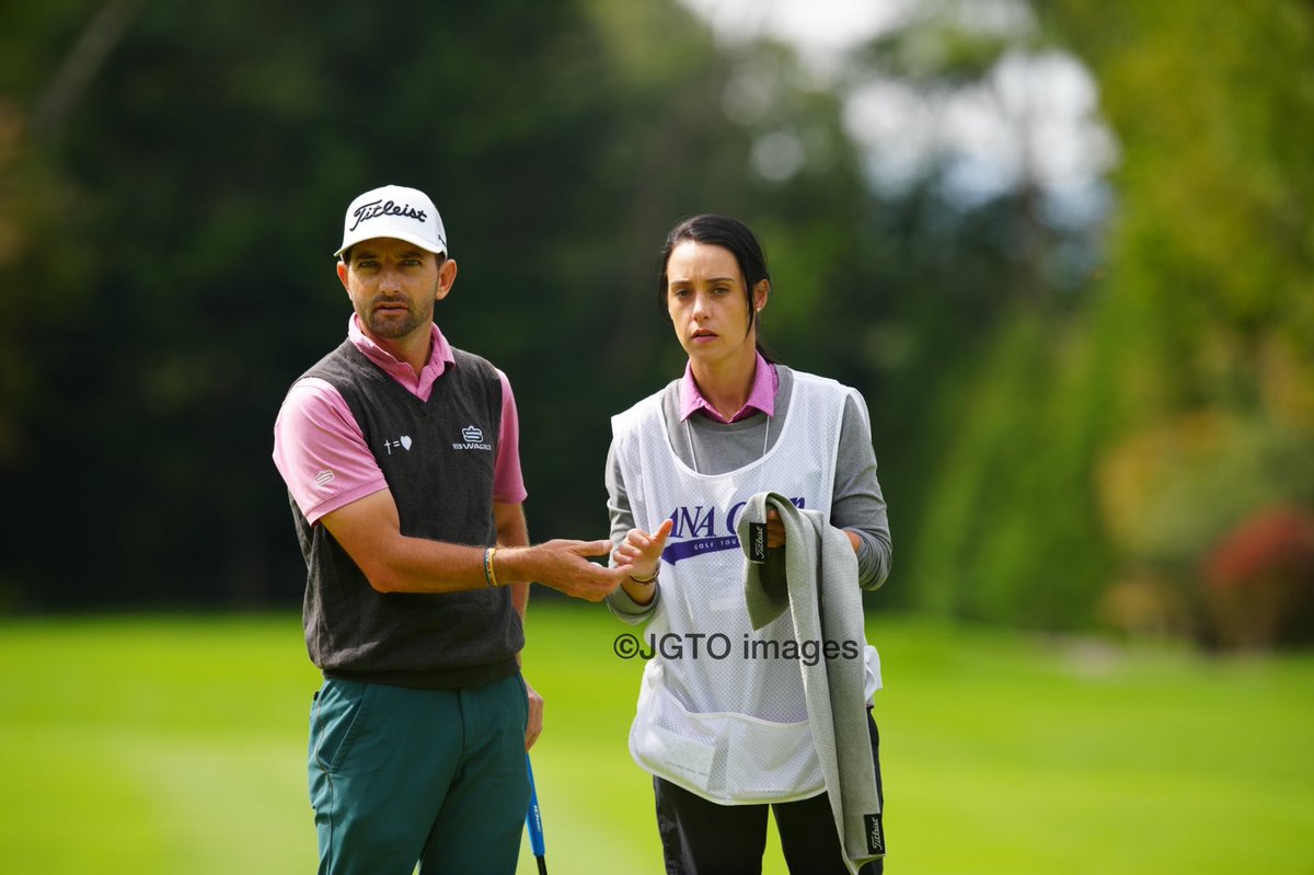 “調子がいいのは神様のお陰です✨”
ジャパンゴルフツアー本格参戦２シーズン目となる南アフリカ出身ジェイブ・クルーガーが7アンダーの単独トップで初日をスタート😁Sビンセントと同じくこちらも奥様がキャディをしており二人三脚でのプレーです👫