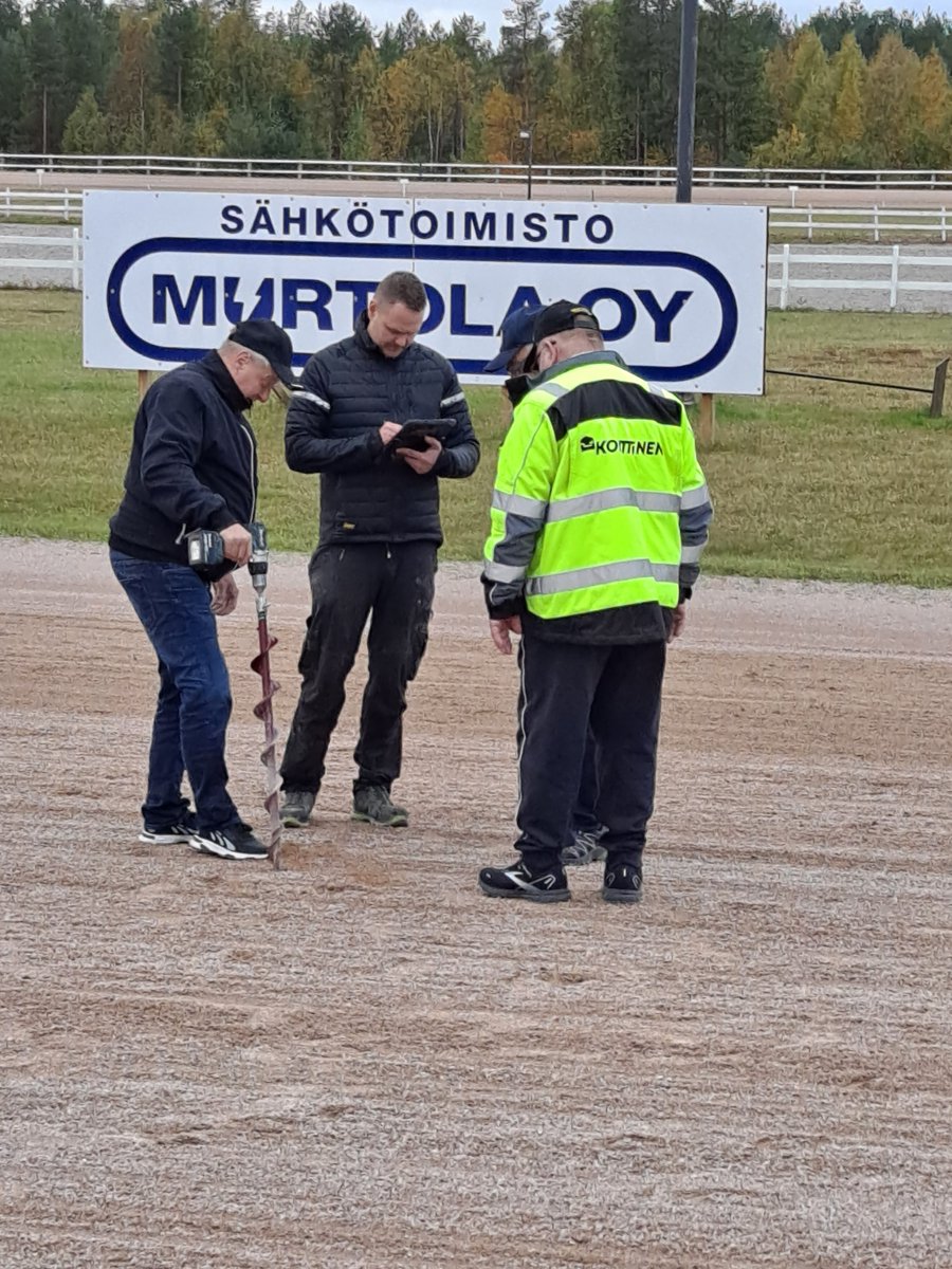 Tänään tehtiin rata-ainesten tarkastelua toisen pääratamestarin <a href="/A_Jaara/">AnttiJaara</a> johdolla. Sunnuntaina tulossa hienot ravikautemme päätös ravit!
#ravit #Kajaani