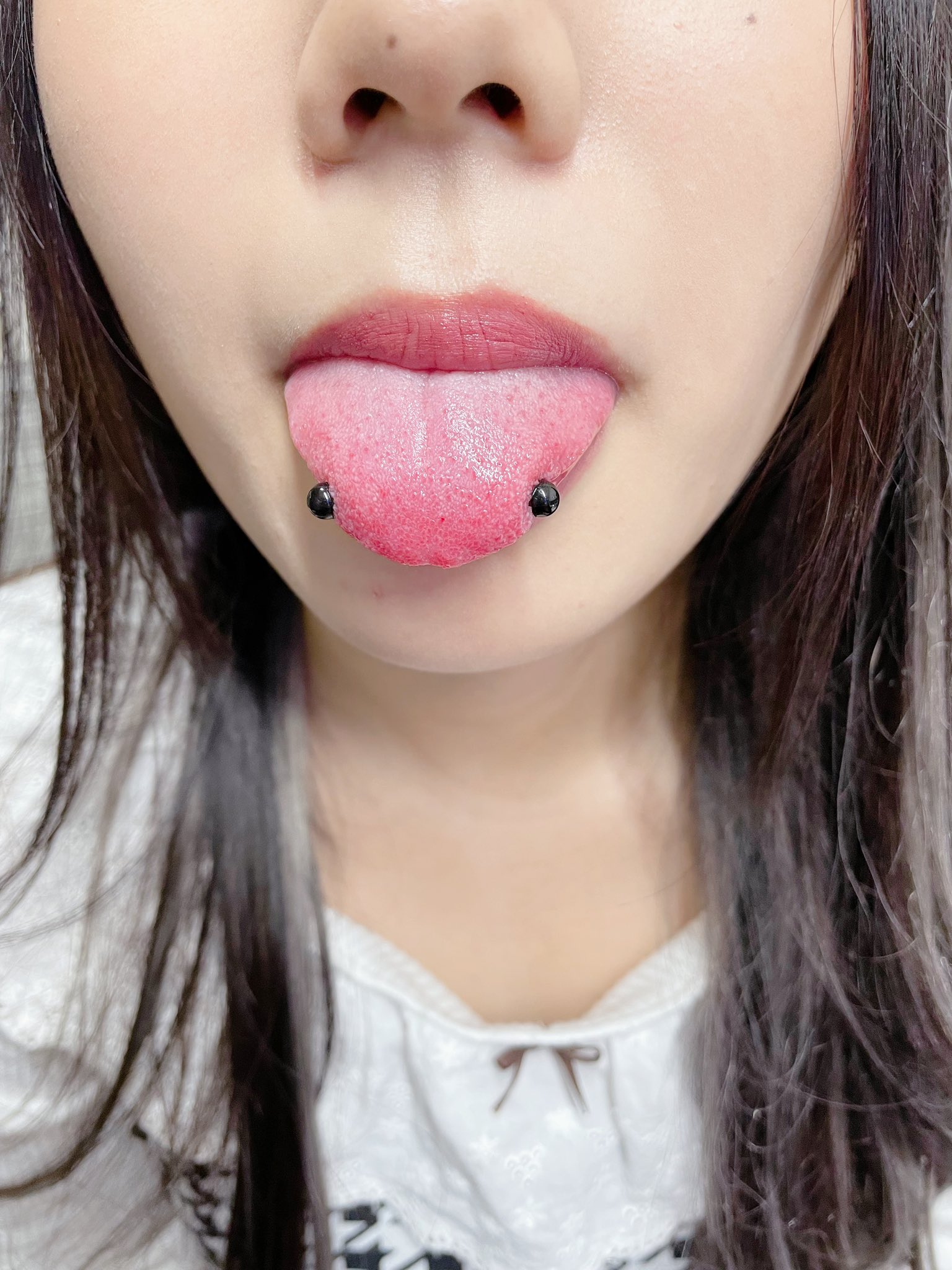 Bling Bling 公式 ᙏ ホリゾンタルタンの写真撮らせてもらいました 今はセンタータン やってる人はすごく多いんですけどホリゾンタルタンは同じ舌ピでもかなり珍しいすな 蛇の目に見えるからスネークアイとも言われます ボディピ ピアス