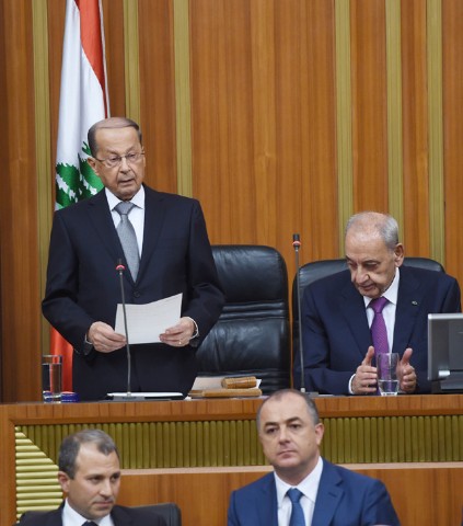 PierreBouAssi's tweet photo. فخامة الرئيس @LBpresidency
حلفتَ يوماً بالله العظيم انك تحترم دستور الامة اللبنانية وقوانينها.
دخلت صهاريج محملة بالمحروقات الى لبنان دون أي احترام للانظمة والقوانين فما هو موقفك؟
من سيخزّن ويبيع هذه المواد، كيف تحددت الاسعار؟ (1/2)
#بيار_بو_عاصي https://t.co/bbscG6VX7f