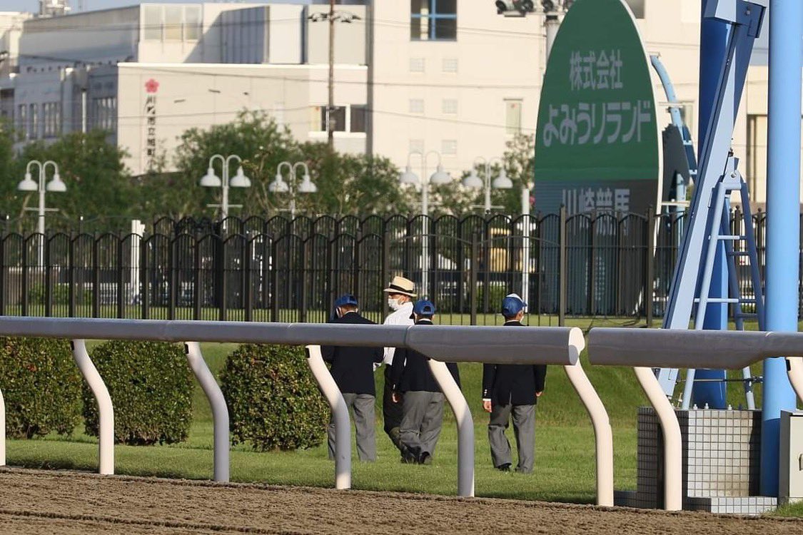 Twitter 上的 カツマルくん 現在 川崎競馬場では3名の騎手候補生が厩舎実習していますが 今日はゲートの所まで行き レース 発走の一連の流れ についての講習が行われています ゲートの場所から厩務員バスで戻ってくるのも今だからできることですね 地方 Twitter 上的 カツマルくん 現在 川崎競馬場では3名の騎手候補生が厩舎実習していますが 今日はゲートの所まで行き レース 発走の一連の流れ についての講習が行われています ゲートの場所から厩務員バスで戻ってくるのも今だからできることですね 地方