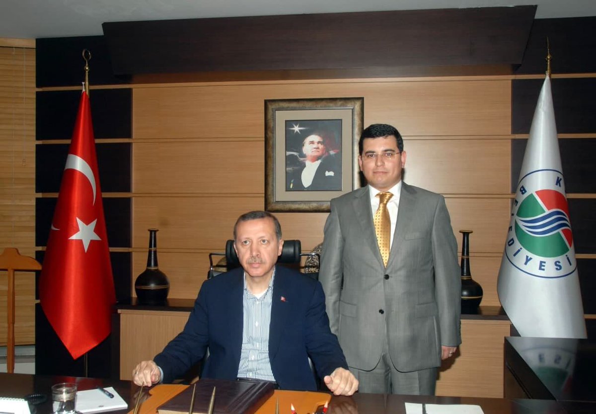 HTutuncu's tweet photo. Temmuz 2009.. Göreve yeni başladığım aylardı. Belediyemizi ilk ziyaretlerinde, Kepez'in gelecek vizyonuna dair Başbakanıma ilk brifingimin, tam da bugünleri hayal ettiğimiz bir vaktin naçiz hatırası..  #TBT @RTErdogan https://t.co/RndWxNpeax