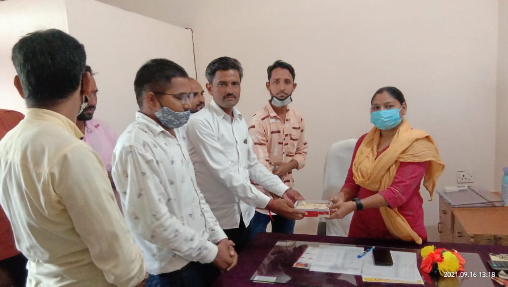 ओबीसी महासभा द्वारा नवनियुक्त  पदस्थ खरगापुर तहसीलदार मैडम जी ओबीसी महासभा द्वारा किया गया स्वागत अभिनंदन
जय ओबीसी जय संविधान
जय जवान जय किसान
ओबीसी अखिलेश यादव युवा मोर्चा जिला अध्यक्ष