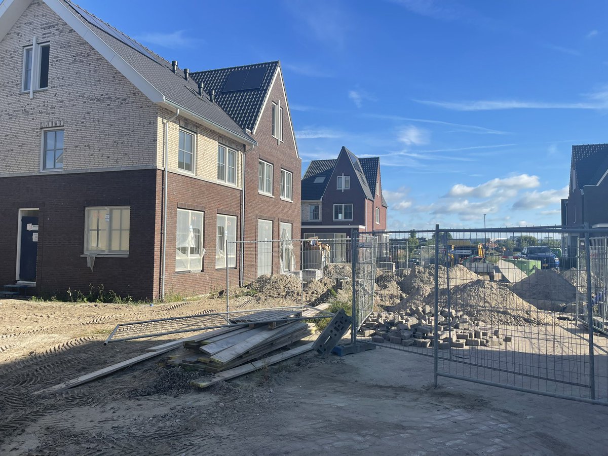 Aan de straat #Zaaivat in dorpje De Laantjes wordt gewerkt aan de kabels en leidingen. Om deze reden is de straat nog enkele dagen gedeeltelijk afgesloten. Het begin van de straat is bereikbaar en in te parkeren. 
Binnenkort schrijven we weer een nieuw blog over de werkzaamheden!