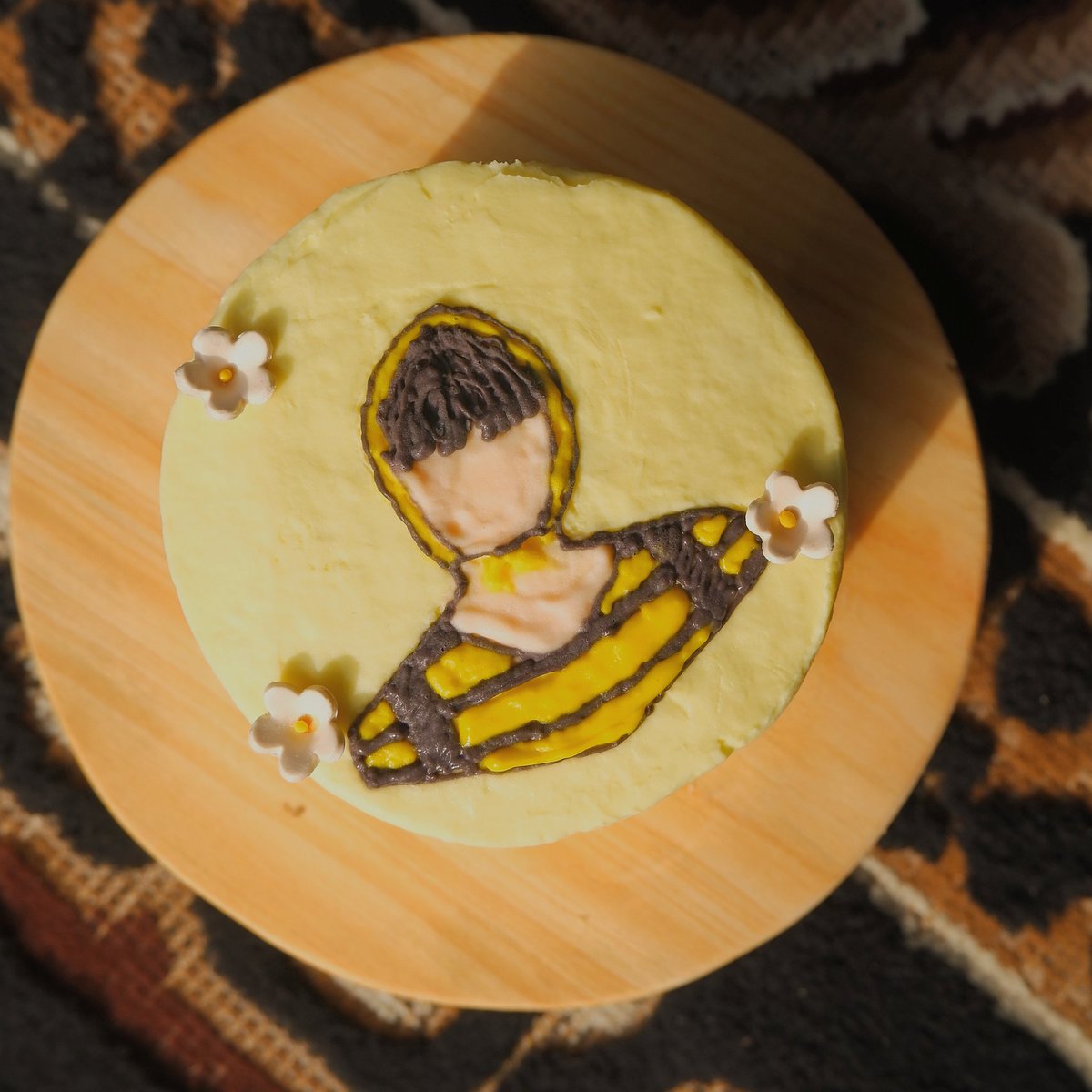 euunhwii's tweet photo. Happy HYUN SOO Day 🎂
Finally my cake is done 😭 it's my first time drawing on a cake (don't bite me if it's bad)

#장현수 #JangHyunSoo
#HBD_HYUNSOO #해피현수데이
#장현수_스무살로_곶감 https://t.co/5NzMQeciOd