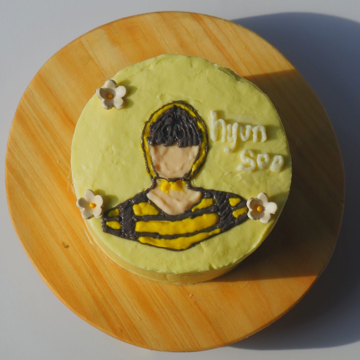 euunhwii's tweet photo. Happy HYUN SOO Day 🎂
Finally my cake is done 😭 it's my first time drawing on a cake (don't bite me if it's bad)

#장현수 #JangHyunSoo
#HBD_HYUNSOO #해피현수데이
#장현수_스무살로_곶감 https://t.co/5NzMQeciOd