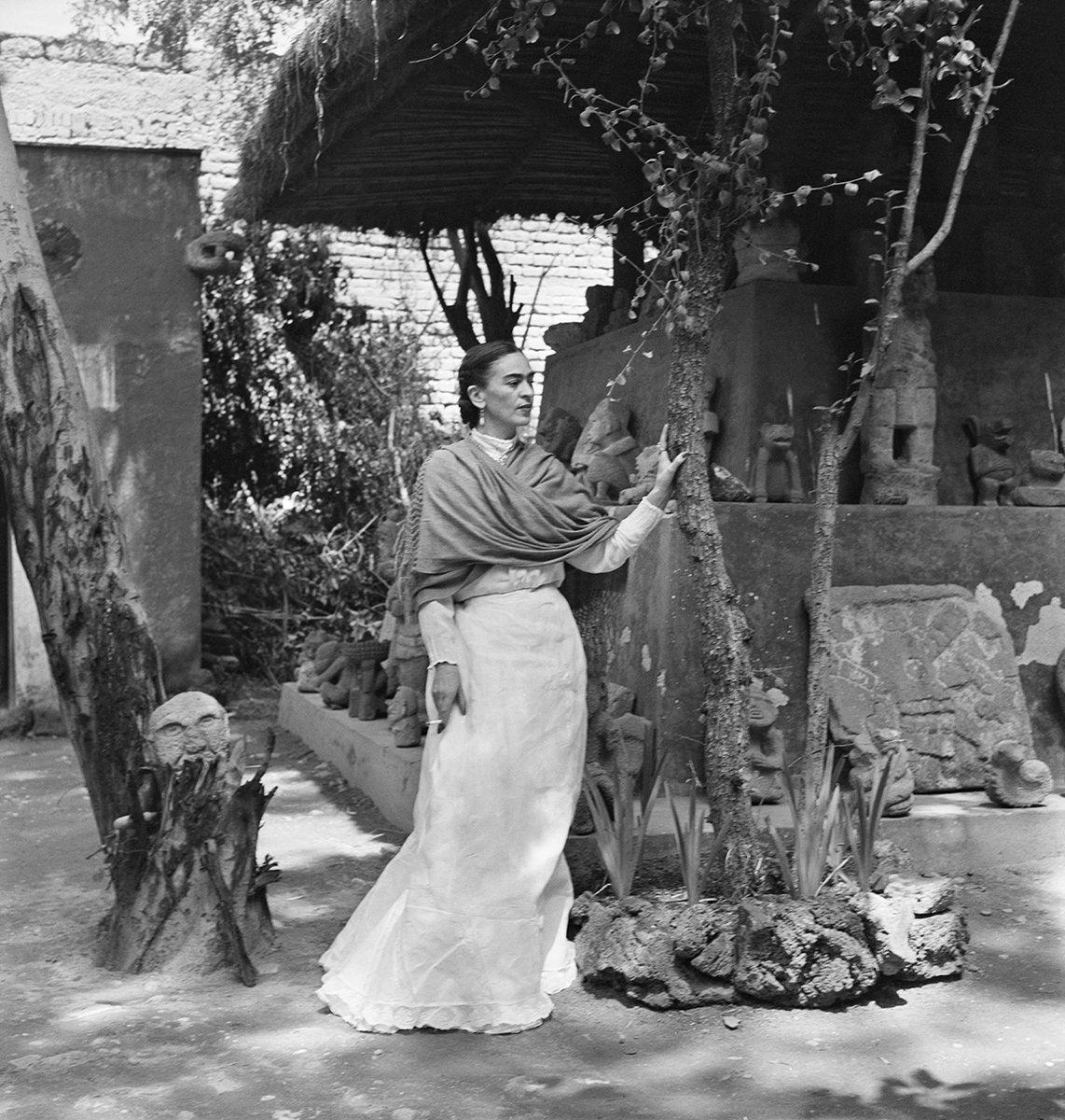earaiz's tweet photo. RT @la_fabrica: "Una fotografía nunca puede decir más de lo que ve el fotógrafo." #GisèleFreund 

'#FridaKahlo en su jardín', México 1948
© Gisèle Freund, en el libro EN EL SUR TAN DISTANTE de La Fábrica https://t.co/JA76ZNi14g