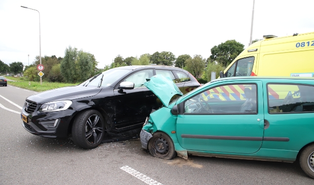 Ongeval op de kruising N327 met de Dorpsstraat in Rhenoy