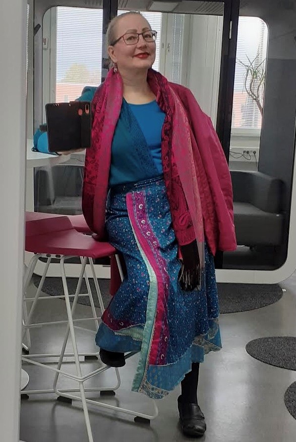 Sari_Saukkonen's tweet photo. @JyriKansikas Niin totta! Miksi arjen pitäisi olla kurjaa ja harmaata puurtamista? Lapsuuden oppien vastaisesti en säästele enää nätimpiä vaatteitakaan harvoihin juhliin. Saan arkeen iloa vaikka toimiston kalusteisiin sointuvista väreistä.
#arki #onnellisuus #ilonaihe #sävysävyyn #xamk #tki https://t.co/KFLc4zmw2A