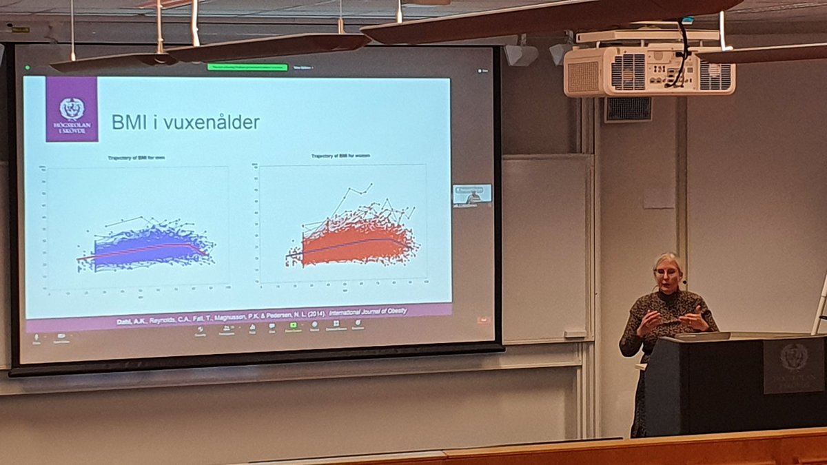 jkaronen69's tweet photo. Anna Dahl Aslan ger sin professorföreläsning om hälsa och fetmaparadoxen. @HogskolanSkovde https://t.co/kGn4x4kwdd