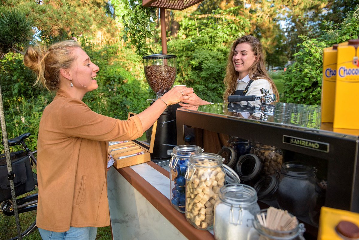 GemDordrecht's tweet image. Het is vandaag #fietsnaarjewerkdag. Mooi moment om fietsers eens in het zonnetje te zetten. Want fietsen naar je werk is goed voor jezelf én voor de stad. De 'fietspitstop' op de Krispijnseweg gemist vandaag? Nieuwe kansen: 23/9 Dokweg en 28/9 Baanhoekweg, 07:30.
