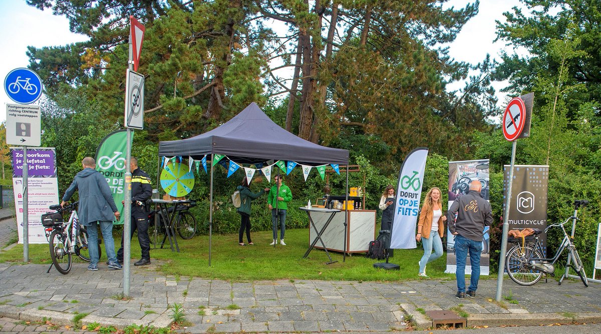 GemDordrecht's tweet image. Het is vandaag #fietsnaarjewerkdag. Mooi moment om fietsers eens in het zonnetje te zetten. Want fietsen naar je werk is goed voor jezelf én voor de stad. De 'fietspitstop' op de Krispijnseweg gemist vandaag? Nieuwe kansen: 23/9 Dokweg en 28/9 Baanhoekweg, 07:30.