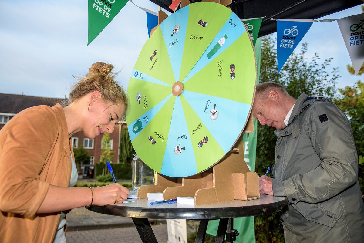 GemDordrecht's tweet image. Het is vandaag #fietsnaarjewerkdag. Mooi moment om fietsers eens in het zonnetje te zetten. Want fietsen naar je werk is goed voor jezelf én voor de stad. De 'fietspitstop' op de Krispijnseweg gemist vandaag? Nieuwe kansen: 23/9 Dokweg en 28/9 Baanhoekweg, 07:30.