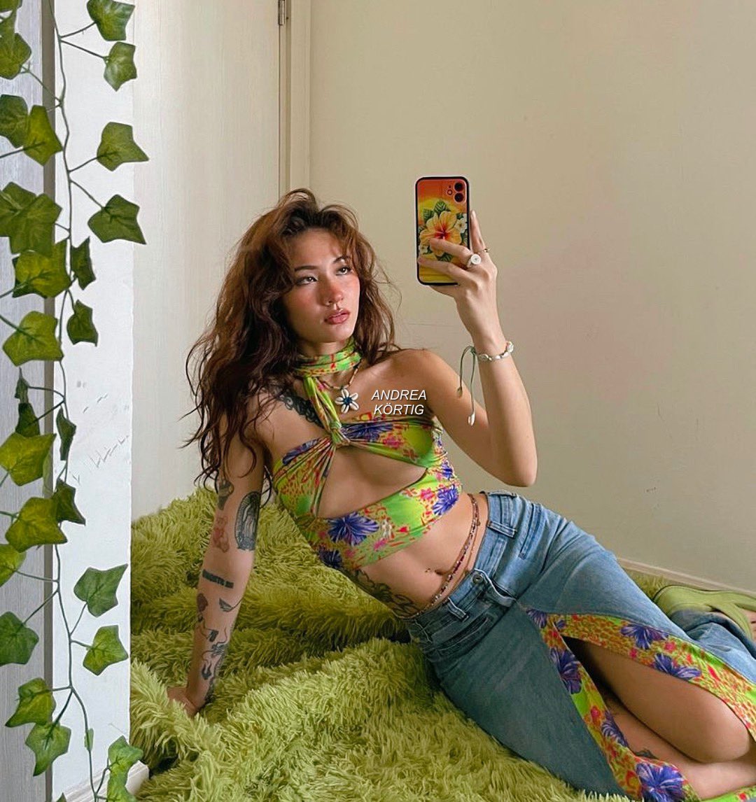 S4NARANG's tweet image. oggi : musica 🎧 

think you're giving me chronic insomnia
i dream in 20-second clips, like it's mania
think I'm addicted to endlessly missing ya so come online .