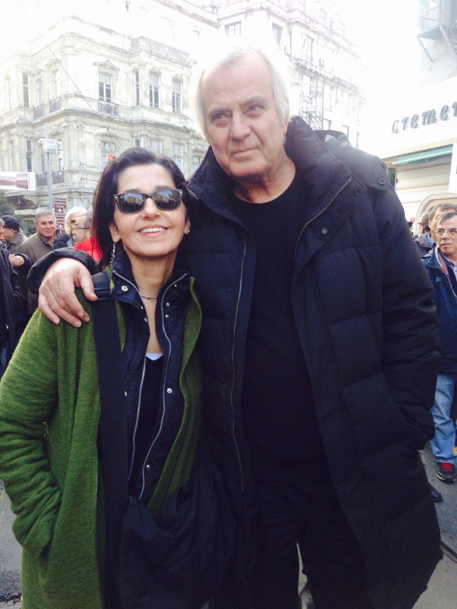 Sadece bir oyuncu değildin. Okul yaptın, çocuklar okuttun, döneminin haksızlıklarına baş kaldırdın. Demokratik, laik bir hukuk sistemi için sesini yükselttin. Senin gibi değerlere ne çok ihtiyacımız var Tarık’cığım. Sevgi, saygı ve hasretle yüreğimdesin🙏🏻❤️👏👏👏