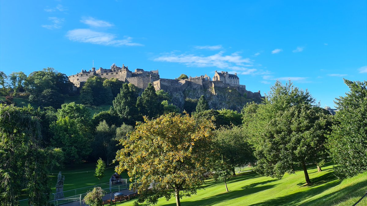 Calgacus6's tweet photo. Finished work at 8am needed the bank that is right next to my work but it doesn't open until 9:30. 
Do I go home? No. I go for a walk up to visit the castle on what has been a gorgeous morning in Edinburgh. 
Long story short lovely walk bank was a wasted of time🤣 https://t.co/6RLM1ulE9d