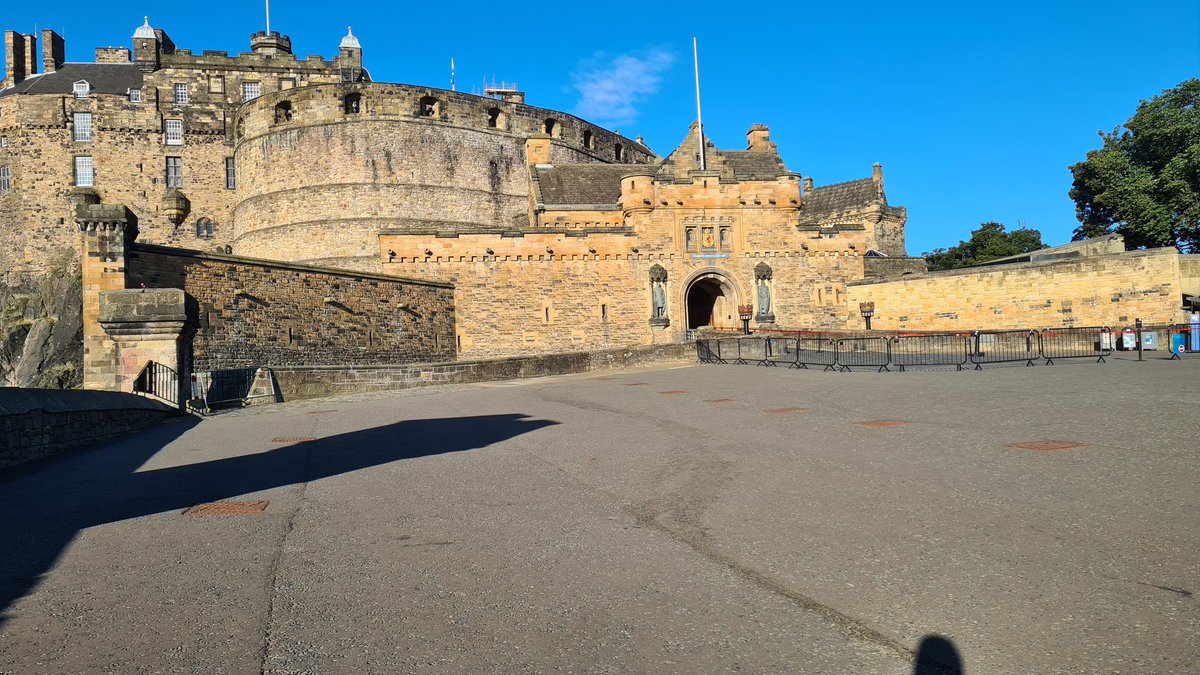 Calgacus6's tweet photo. Finished work at 8am needed the bank that is right next to my work but it doesn't open until 9:30. 
Do I go home? No. I go for a walk up to visit the castle on what has been a gorgeous morning in Edinburgh. 
Long story short lovely walk bank was a wasted of time🤣 https://t.co/6RLM1ulE9d