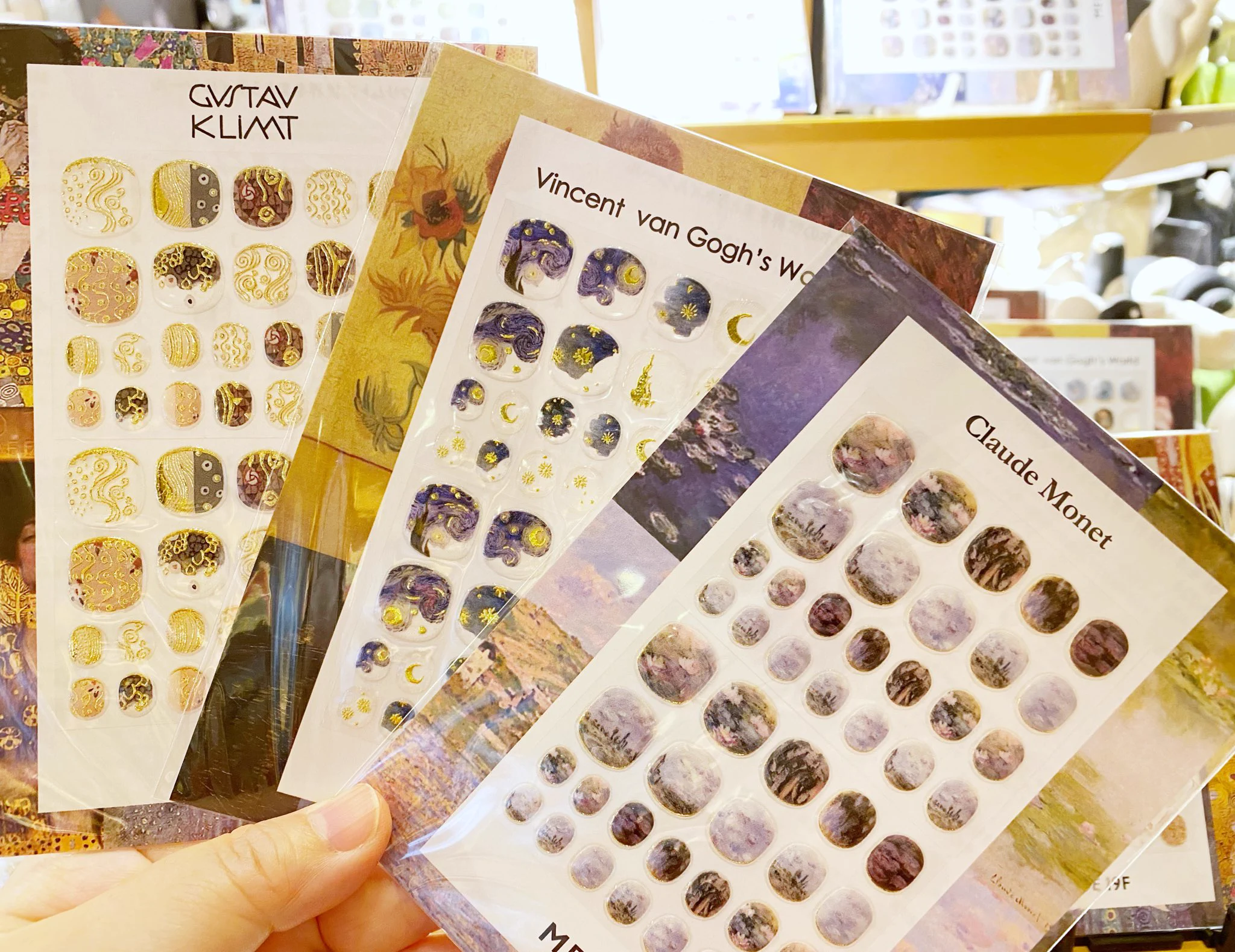 指先でアートを楽しもう！クリムやゴッホの世界がネイルシールとなって登場！