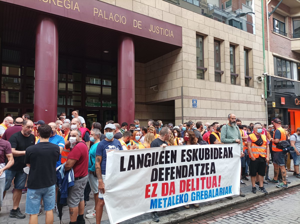 🚨🚨 Bilbon, Bizkaiko metaleko grebalariei eta PCBko langileei gure elkartasuna adierazten epaitegi aurrean.
✊🏾 Toda nuestra solidaridad para las huelguistas del metal Bizkaia y para la plantilla de PCB✊🏼
🔥 Unidas somos imparables🔥