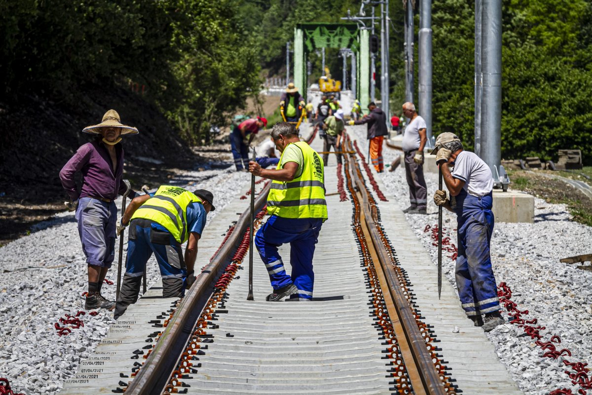 Rail_Info_SLO's tweet photo. Pred deževnim koncem tedna še nekaj fotografij vročega poletja na slovenskih progah 1/3 ➡️ več fotografij tudi na https://t.co/iuQCrZvOfY https://t.co/vM1vlzMNgX