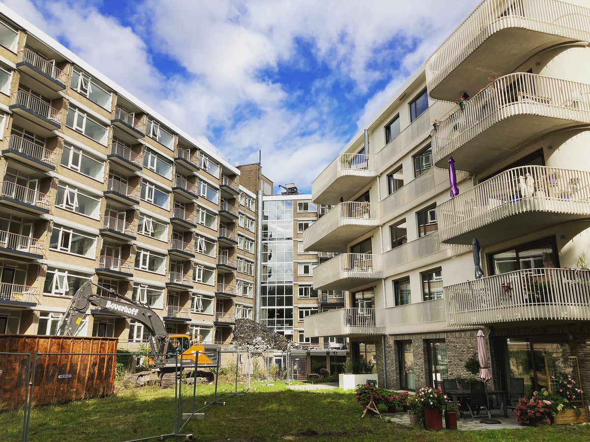 Oud en nieuw in één blik gevangen. Links de oude Oranjewoudflat die wordt gesloopt en rechts één van de nieuwe woongebouwen. Op de plek van de oude flat komt een mooi groen parklandschap. Eromheen 136 appartementen en 18 bungalows. Er zijn nog enkele huurappartementen beschikbaar