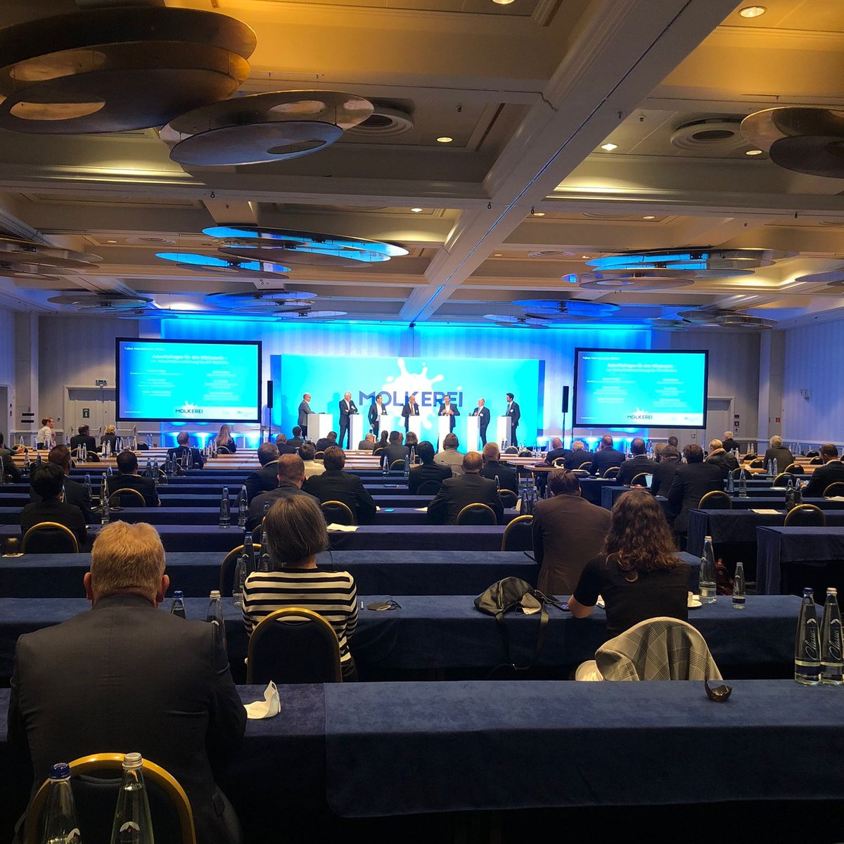 #Branchentreff: Wir sind heute mit dem #MolkereiKongress in #München zu Gast. Im Hilton Munich Park trifft sich die Molkereibranche zum Austausch über aktuelle Marktentwicklungen. Wir wünschen allen Teilnehmer:innen, Partnern und Beteiligten ein schönes und informatives Event!