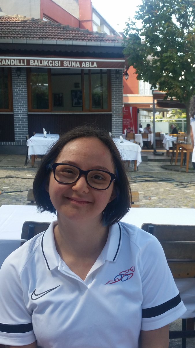 #downsendrom milli sporcuyum,  rekortmenim, Ege Üniversitesi Spor Bilimleri Yüzme Antrenorlüğü ikinci sınıf öğrencisiyim, dünyanın ilk Down sendromlu kadın cankurtaranıyım, servis hizmetleri Garson belgem var #irem artık gülümseyebilir miyim? 😍