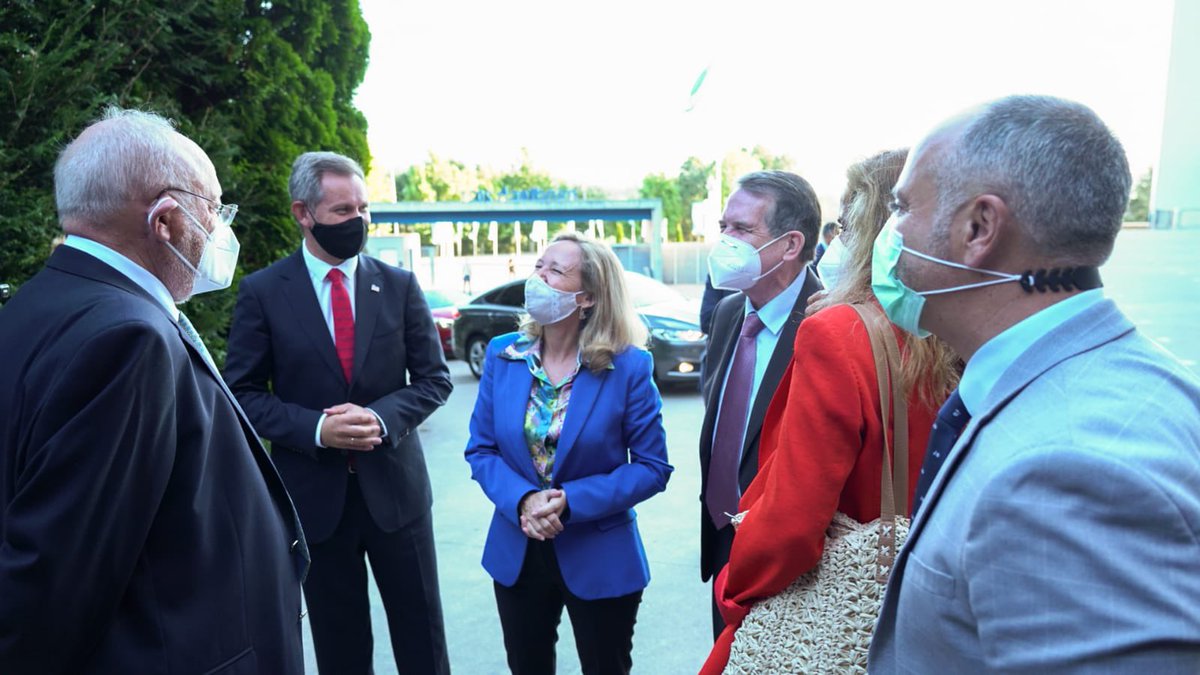 _minecogob's tweet photo. ➡️Comienzo de la jornada en #Vigo de la vicepresidenta @NadiaCalvino en la Feria @MindtechVigo junto @abelcaballero, @carmelasilva, @jose_minones, @maicalarriba, y @regades.
#MindTech21 https://t.co/x5YXX6H4ds