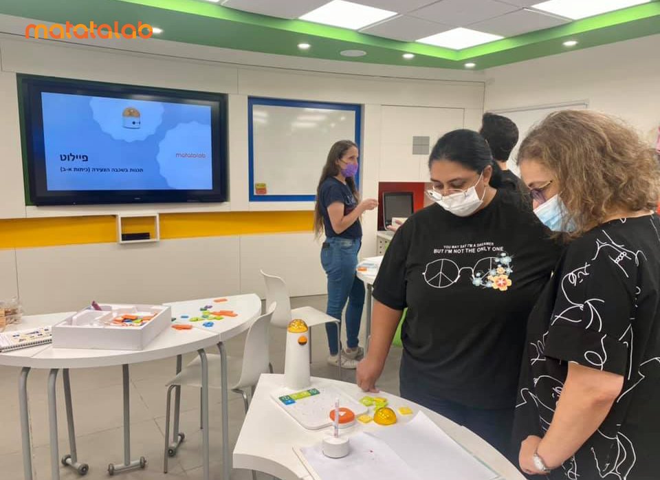 MatataStudioEDU's tweet photo. "Programming is a language so it's worth starting from a young age!"
 
The Israel Pilot Program launched after the Petah Tikva holidays and teachers were learning all about #Matatalab to prepare for the workshops!
 
A big thanks to @karinam60 !

#PilotProgram https://t.co/8JWquWEET1