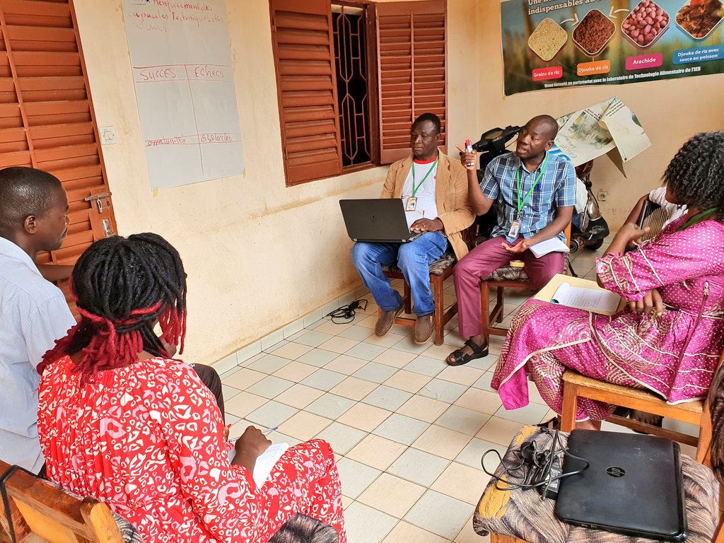 ceda_mali's tweet photo. JEUDI 16/09/2021
4ÈME JOUR DE L'ATELIER MÉTHODOLOGIQUE DU PROJET #JIKURA @Helvetas #Helvetas 
AUTO-ÉVALUATION ASSISTÉE 
ATELIER DES ONG 
#AMEDD @ONG_Amedd #ong_amedd 
TRAVAUX DE GROUPES
#SEPO:SUCCÈS / POTENTIALITÉS (OPPORTUNITÉS) / ÉCHECS (FAIBLESSES) / OBSTACLES
#CEDAMALI
#BGNI https://t.co/UhV9mPVBI9