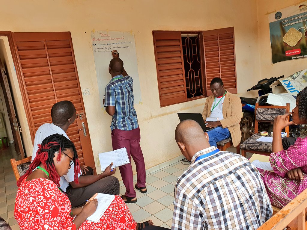 ceda_mali's tweet photo. JEUDI 16/09/2021
4ÈME JOUR DE L'ATELIER MÉTHODOLOGIQUE DU PROJET #JIKURA @Helvetas #Helvetas 
AUTO-ÉVALUATION ASSISTÉE 
ATELIER DES ONG 
#AMEDD @ONG_Amedd #ong_amedd 
TRAVAUX DE GROUPES
#SEPO:SUCCÈS / POTENTIALITÉS (OPPORTUNITÉS) / ÉCHECS (FAIBLESSES) / OBSTACLES
#CEDAMALI
#BGNI https://t.co/UhV9mPVBI9