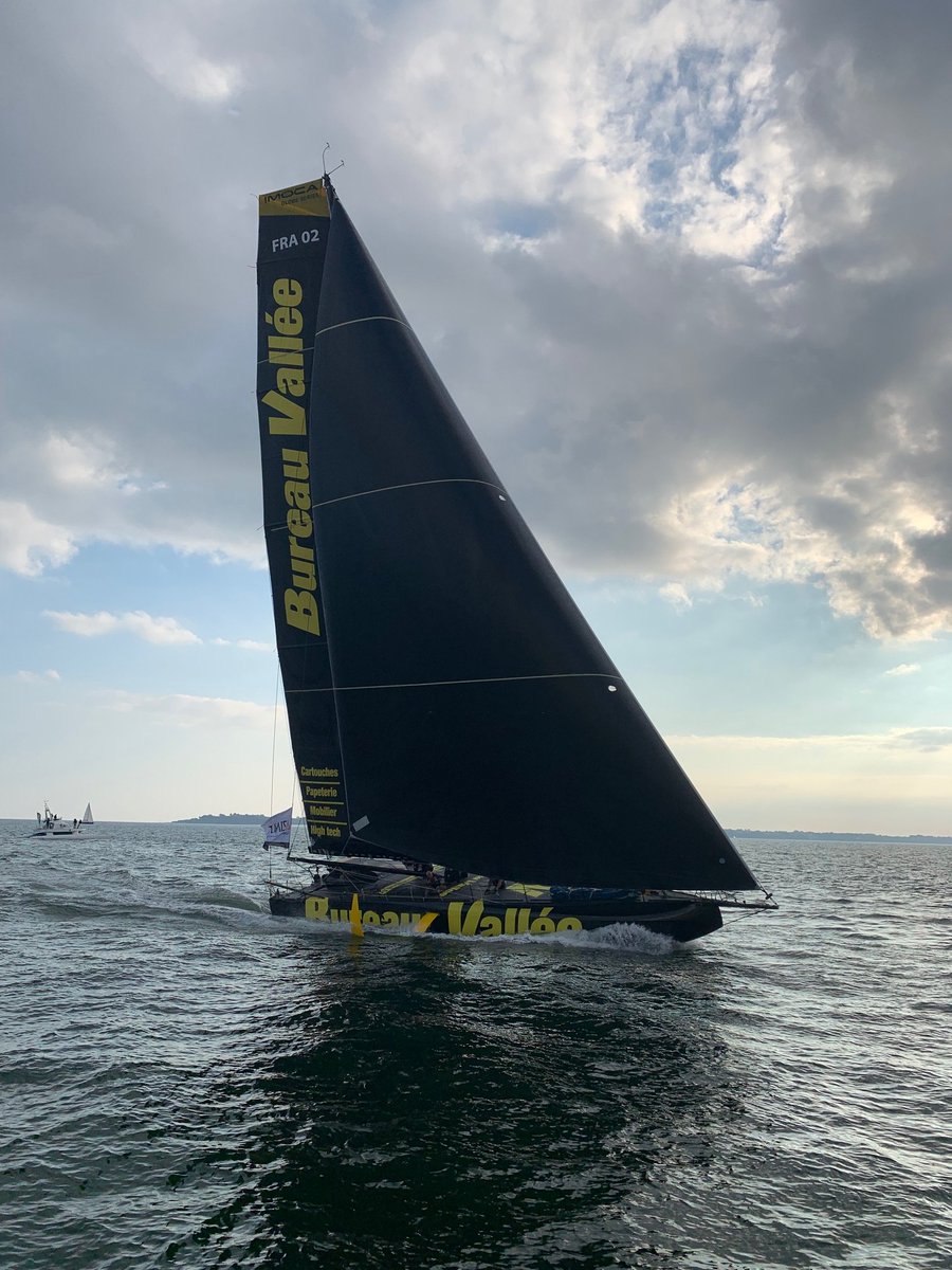 romarrange's tweet photo. Runs de vitesse du #DefiAzimut 
Grand spectacle dans les petits airs, du beau monde sur l'eau !
#IMOCA #Lorient https://t.co/QOtrT15z49