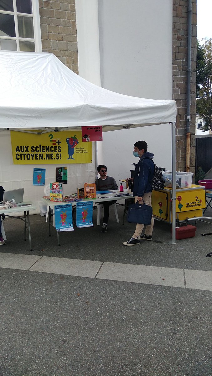 Apdb22's tweet photo. Nous sommes sur le campus Mazier à St brieuc, pour la journée mobilité. Stand pour aider à réparer son vélo et devenir animateurs https://t.co/vE90yrKo4e